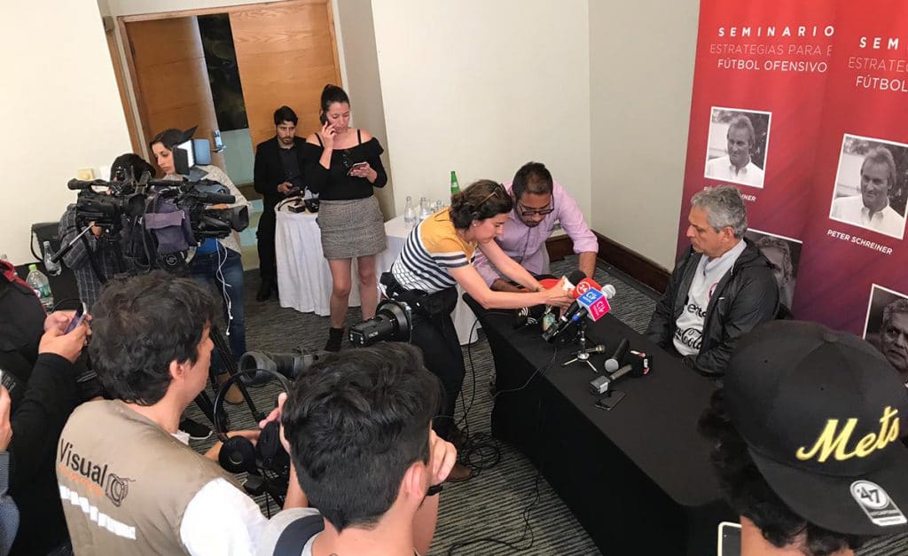 Reinaldo Rueda bei der Pressekonferenz nach dem Seminar in Antofagasta.