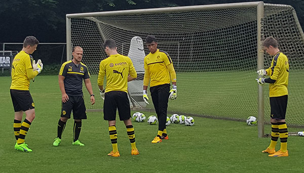 Marco Knoop mit Torhütern von Borussia Dortmund bei der Praxis Präsentation 