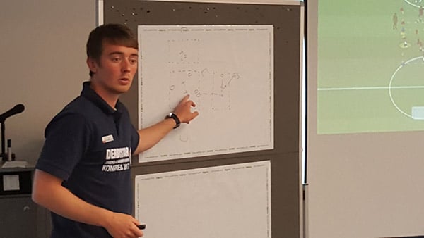 Jonas Stephan - Referent in einem Seminar des Instituts für Jugendfußball