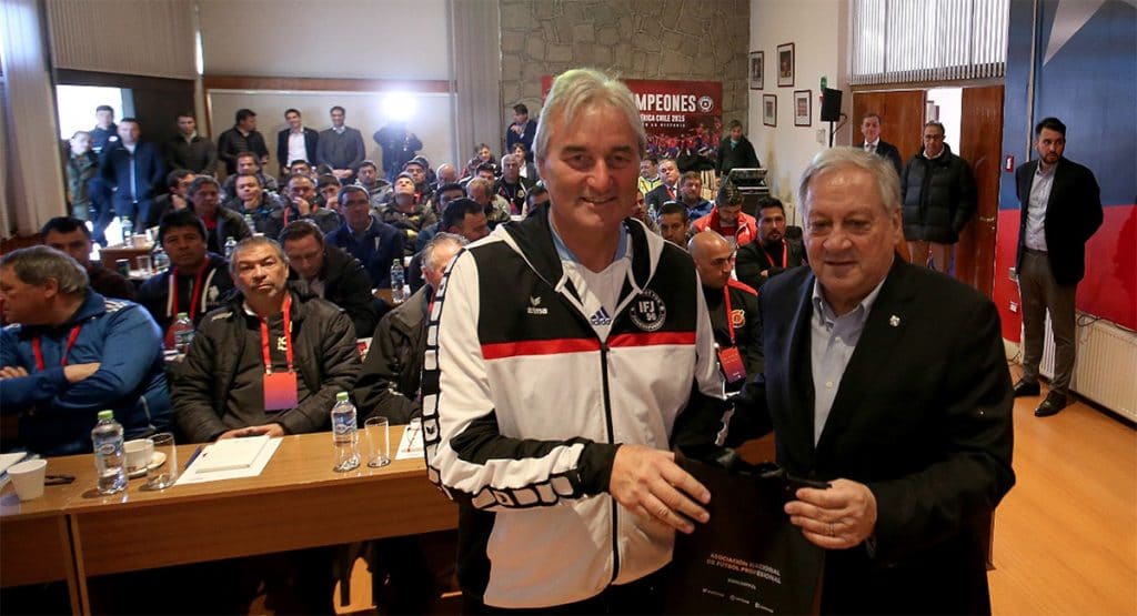 Aturo Salah überreicht Peter Schreiner ein wertvolles Geschenk des chilenischen Fußballverbandes