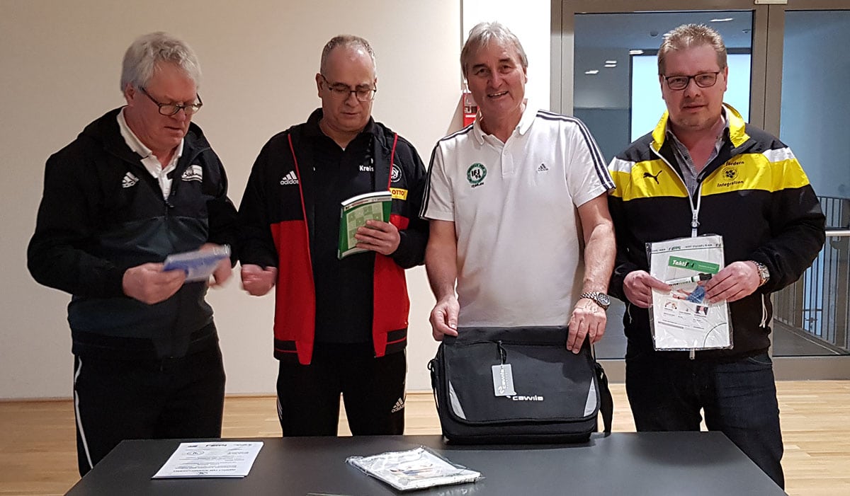 Hier sehen wir das Sponsorenpaket: Mini-Set von Taktifol und eine Computertasche mit Coaching-Board MINI, bfp Trainingssystem Arbeitsbuch A5 und BFP Kugelschreiber.