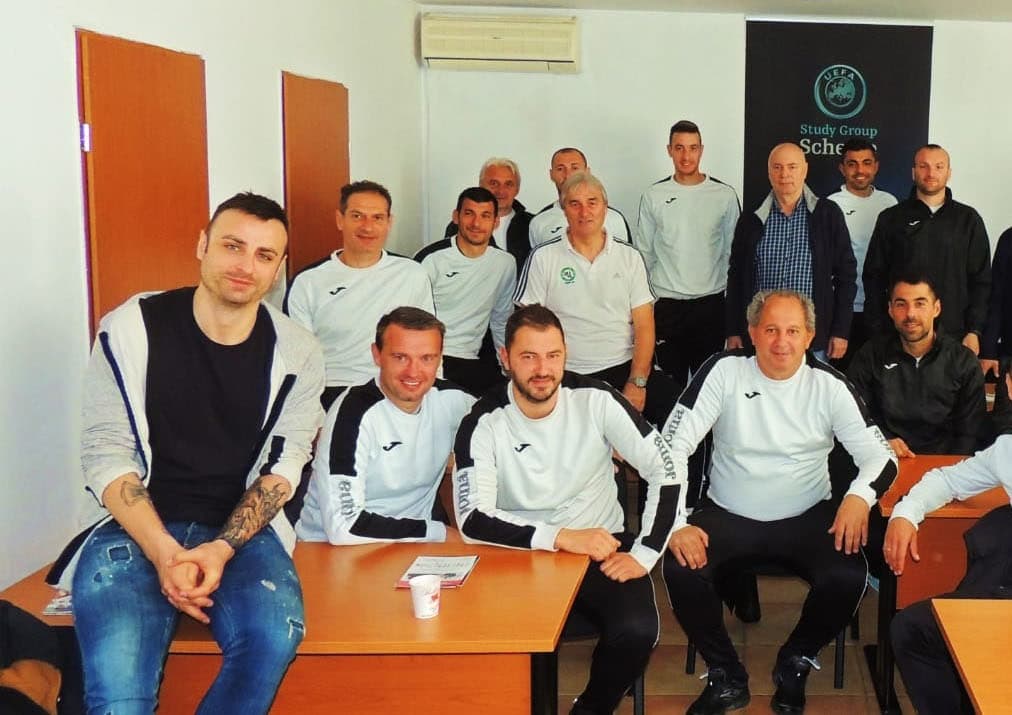 April 2019 - A-Lizenz-Kurs in Bulgarien mit Dimitar Berbatov. Peter Schreiner zeigt Trainingsformen zu Torschuss und Schnittstellenball.