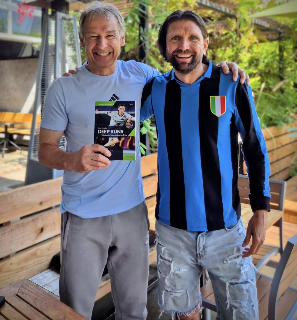 Peter Hyballa zusammen mit Jürgen Klinsmann und seinem neuen Buch - Deep Runs