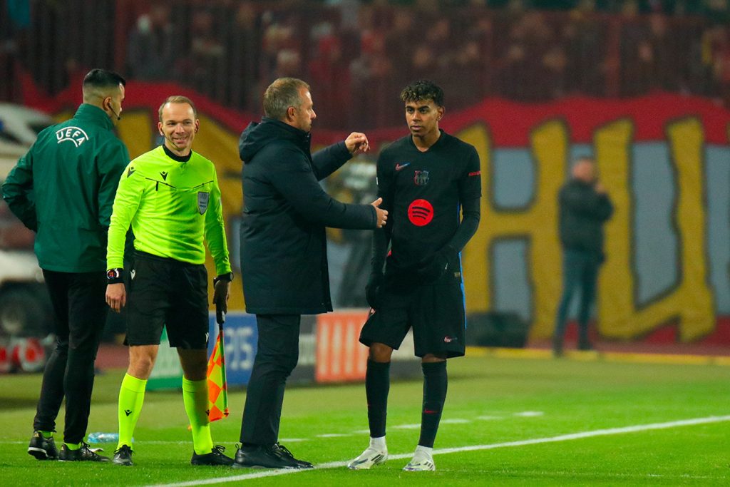 Coaching während des Spiels - Hansi Flick beim FC Barcelona